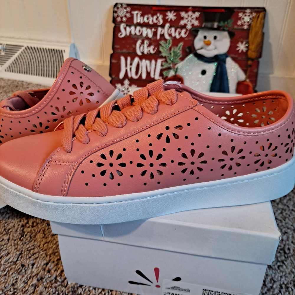 Isaac Mizrahi Sneakers sz 8.5 NIB